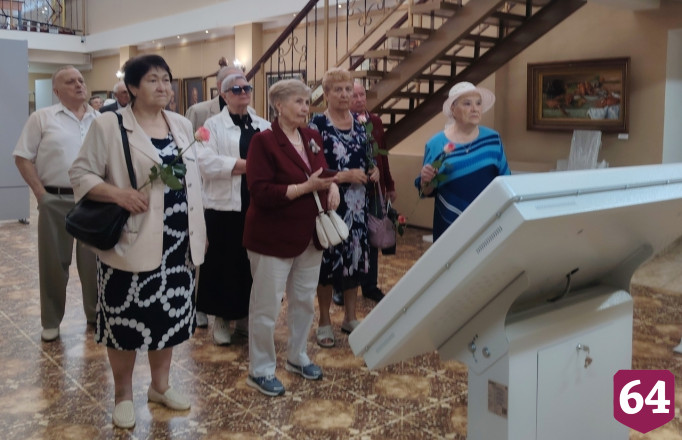 Саратовцы на экскурсии в музее отметили 60-летие прощания со школой